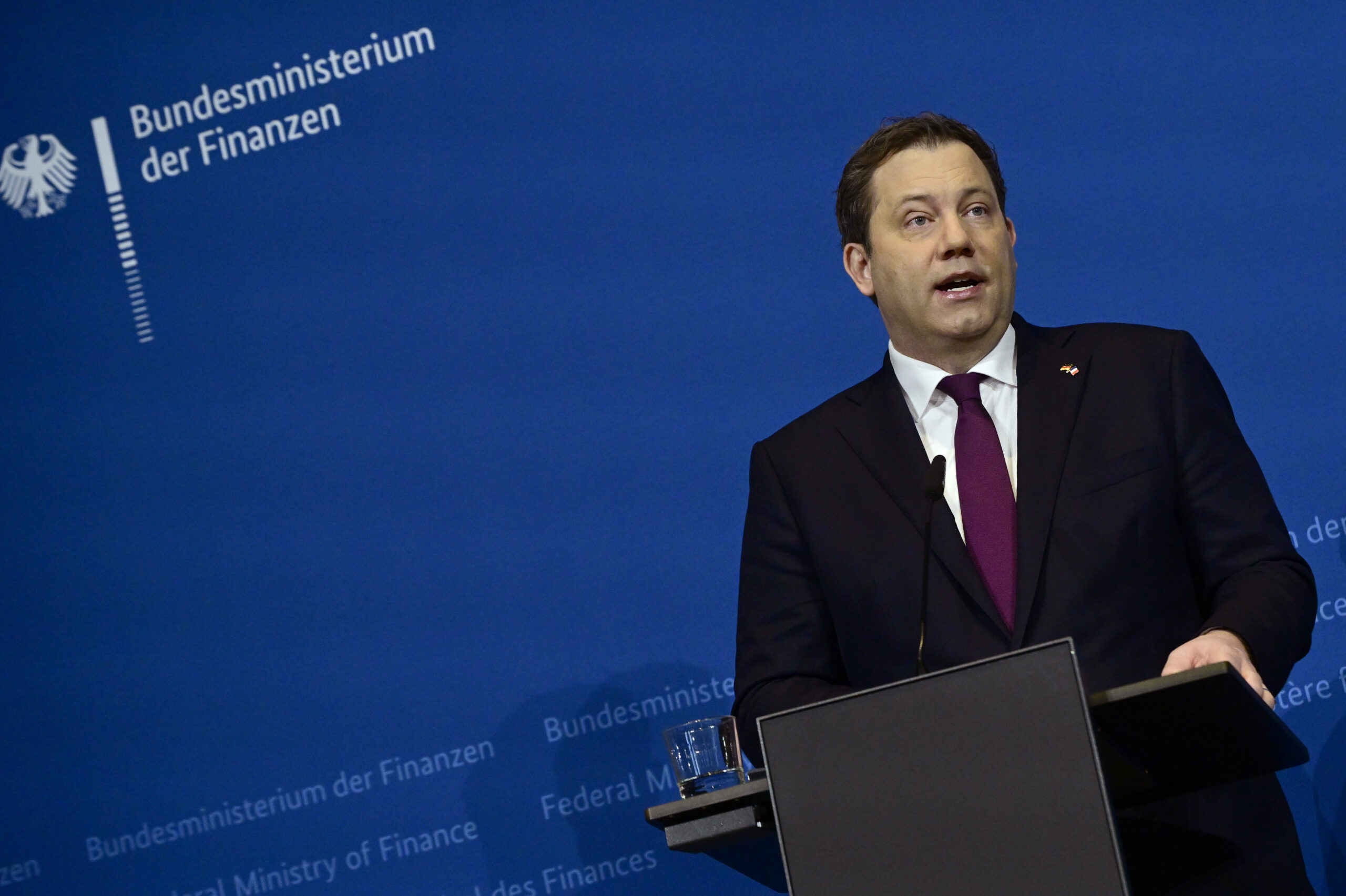 Klingbeil lässt Übergewinnsteuer für Mineralölkonzerne prüfen