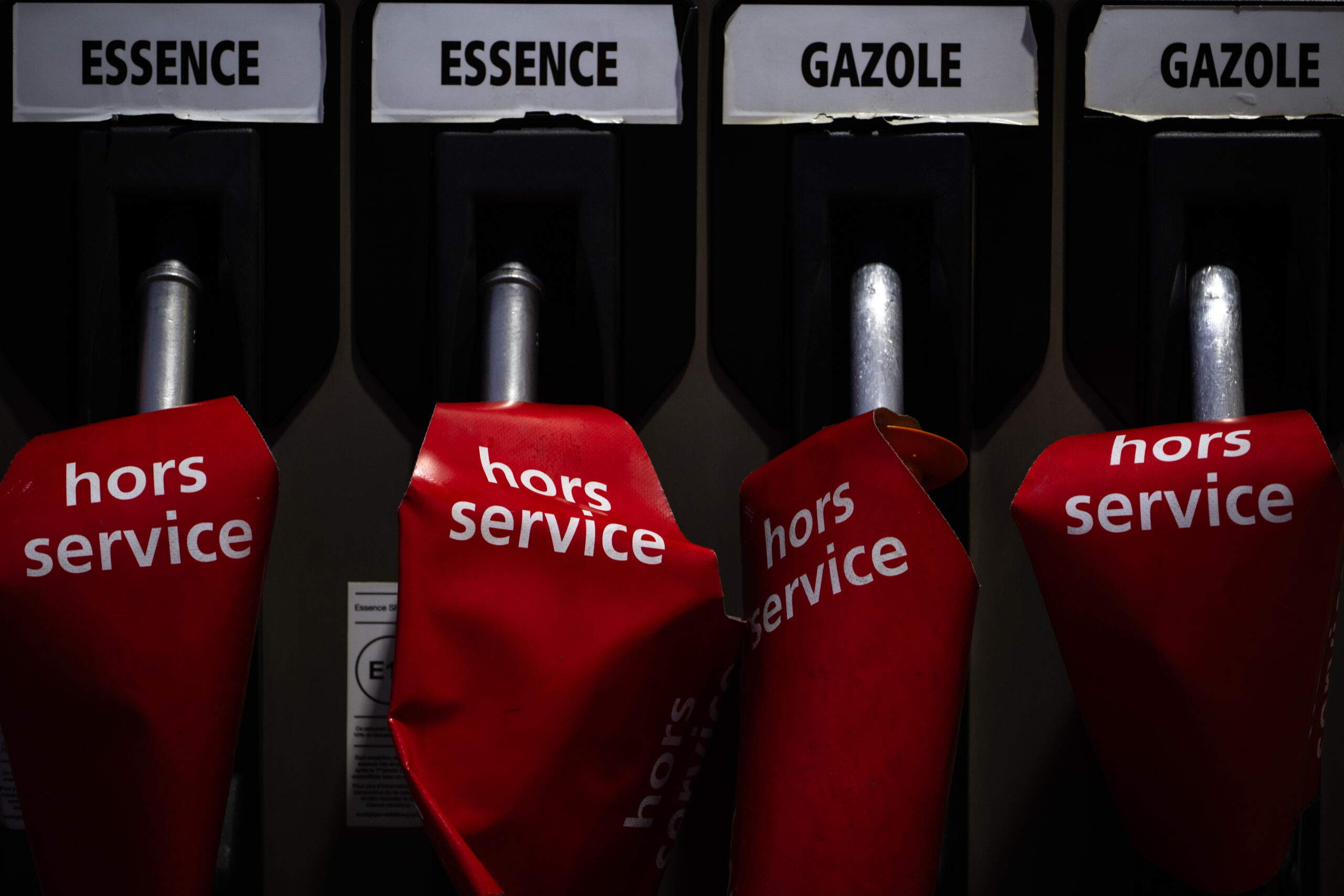 Stocks rise, oil prices retreat on hopes for Mideast peace deal