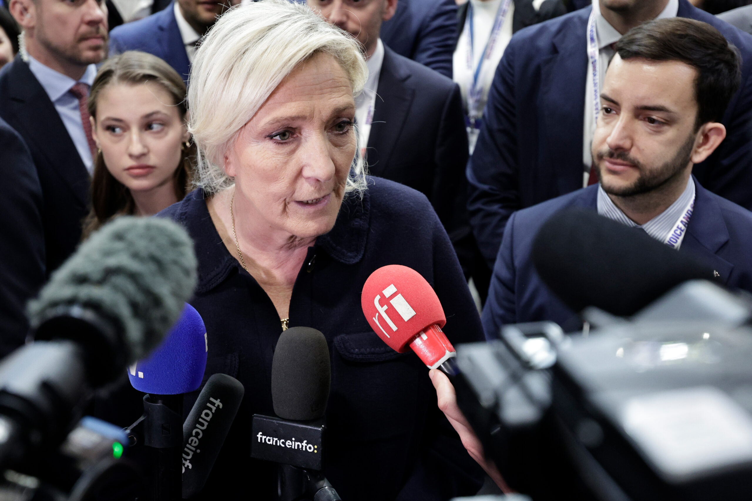 Le Pen quiere una segunda vuelta en las presidenciales francesas contra un partido centrista
