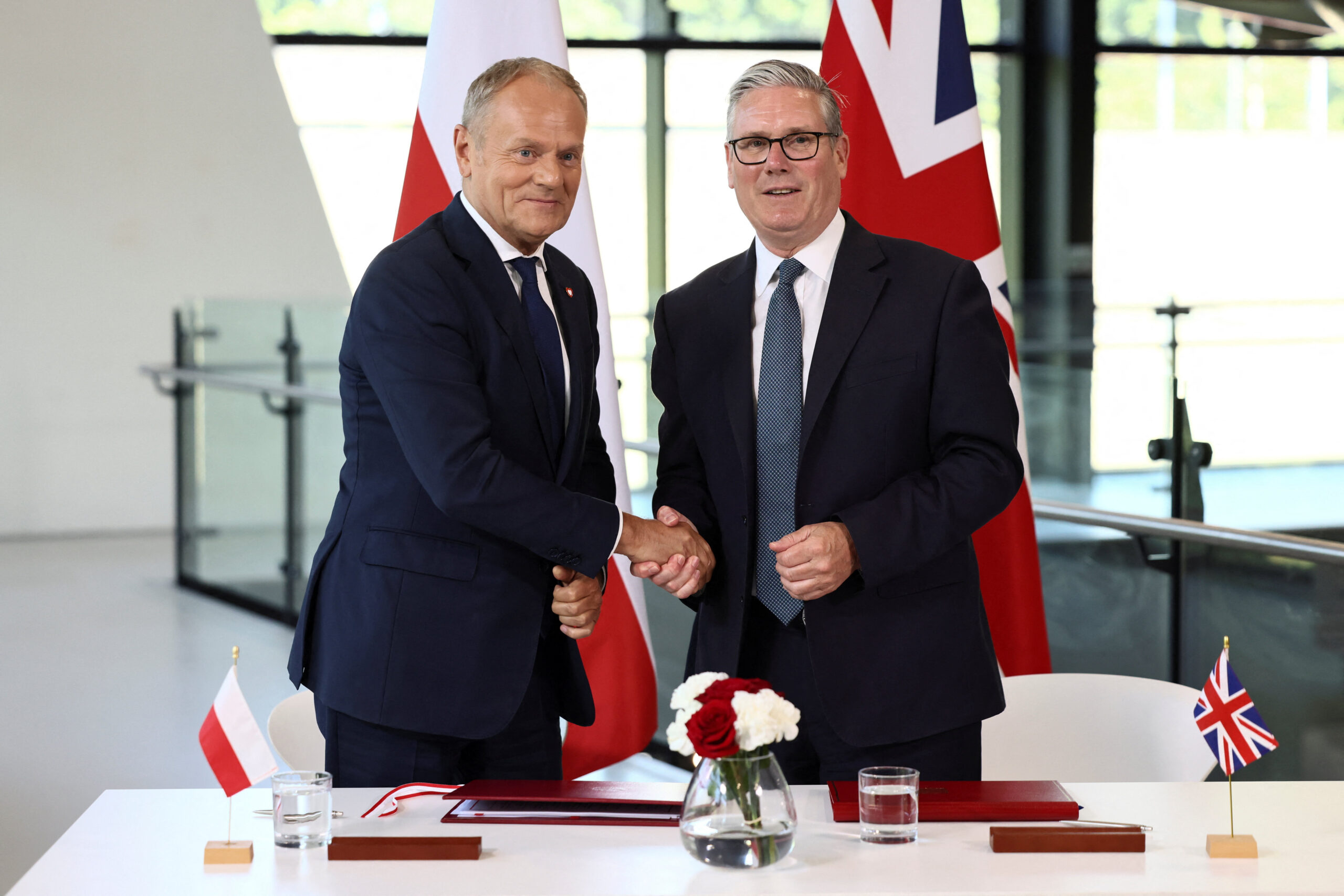 Starmer et Tusk signent un traité de sécurité face au “défi” de la Russie