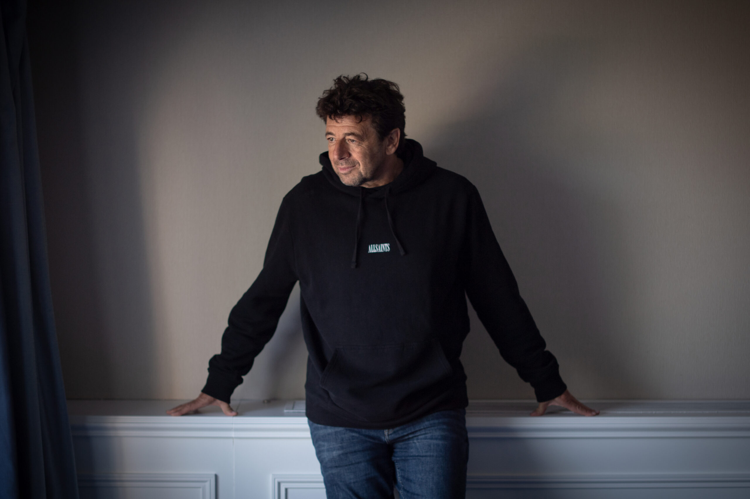 Französischer Sänger Patrick Bruel offiziell der Vergewaltigung beschuldigt