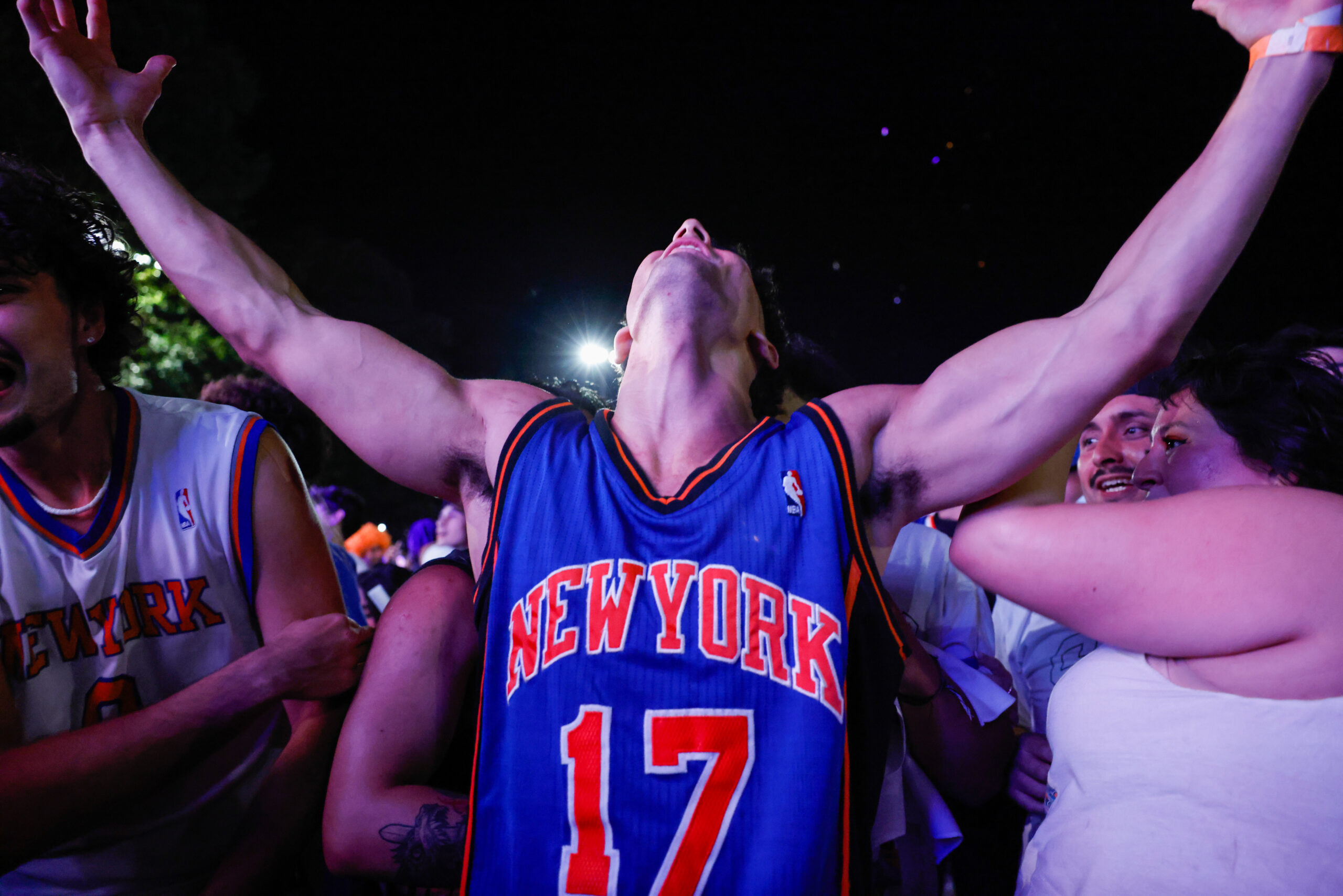 A New York, le Mondial a démarré, vite éclipsé par le triomphe des Knicks en NBA