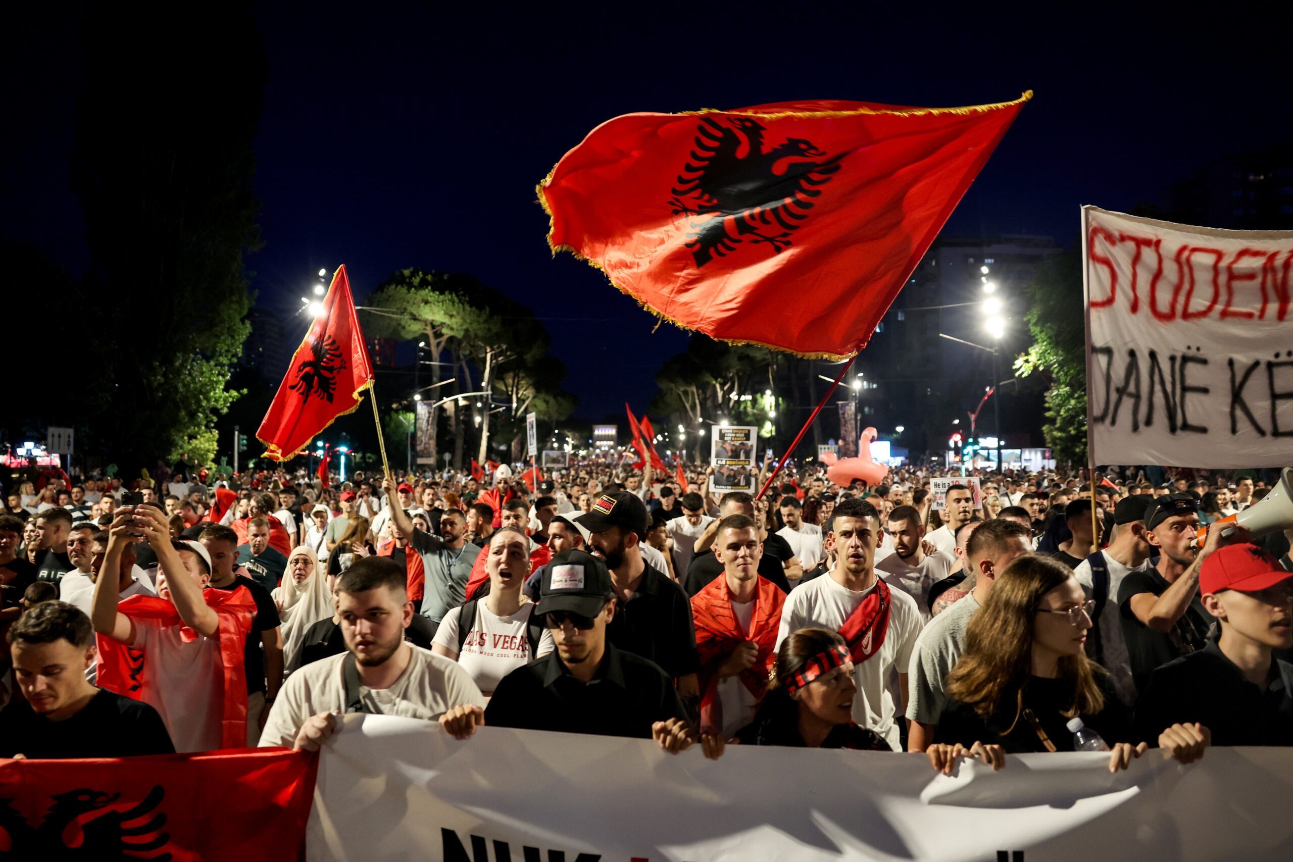 “L’Albanie n’est pas à vendre” scandent à Tirana, les manifestants…  et le Premier ministre