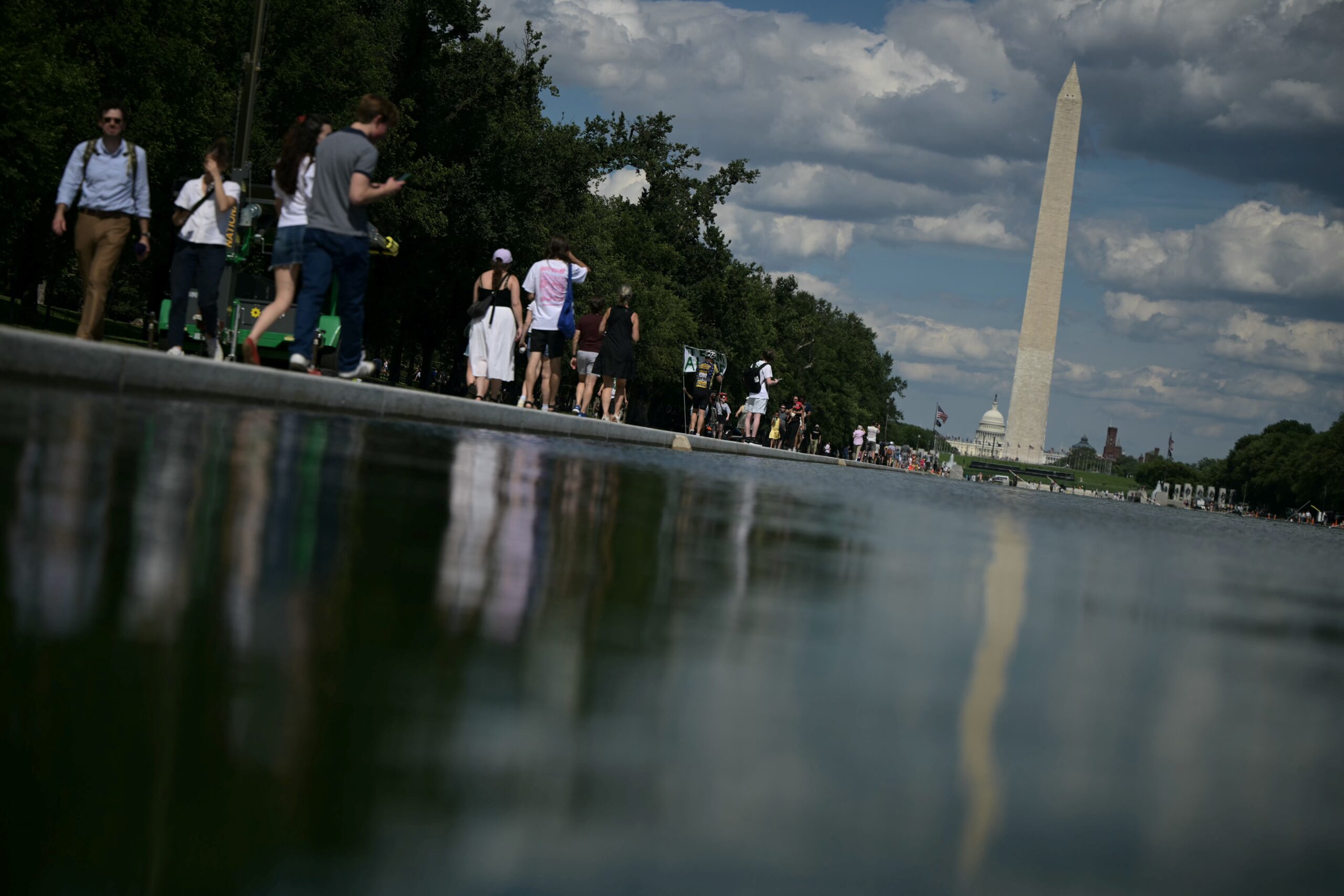 La rénovation d’un bassin cher à Trump prend l’eau, le président incrimine des “vandales”