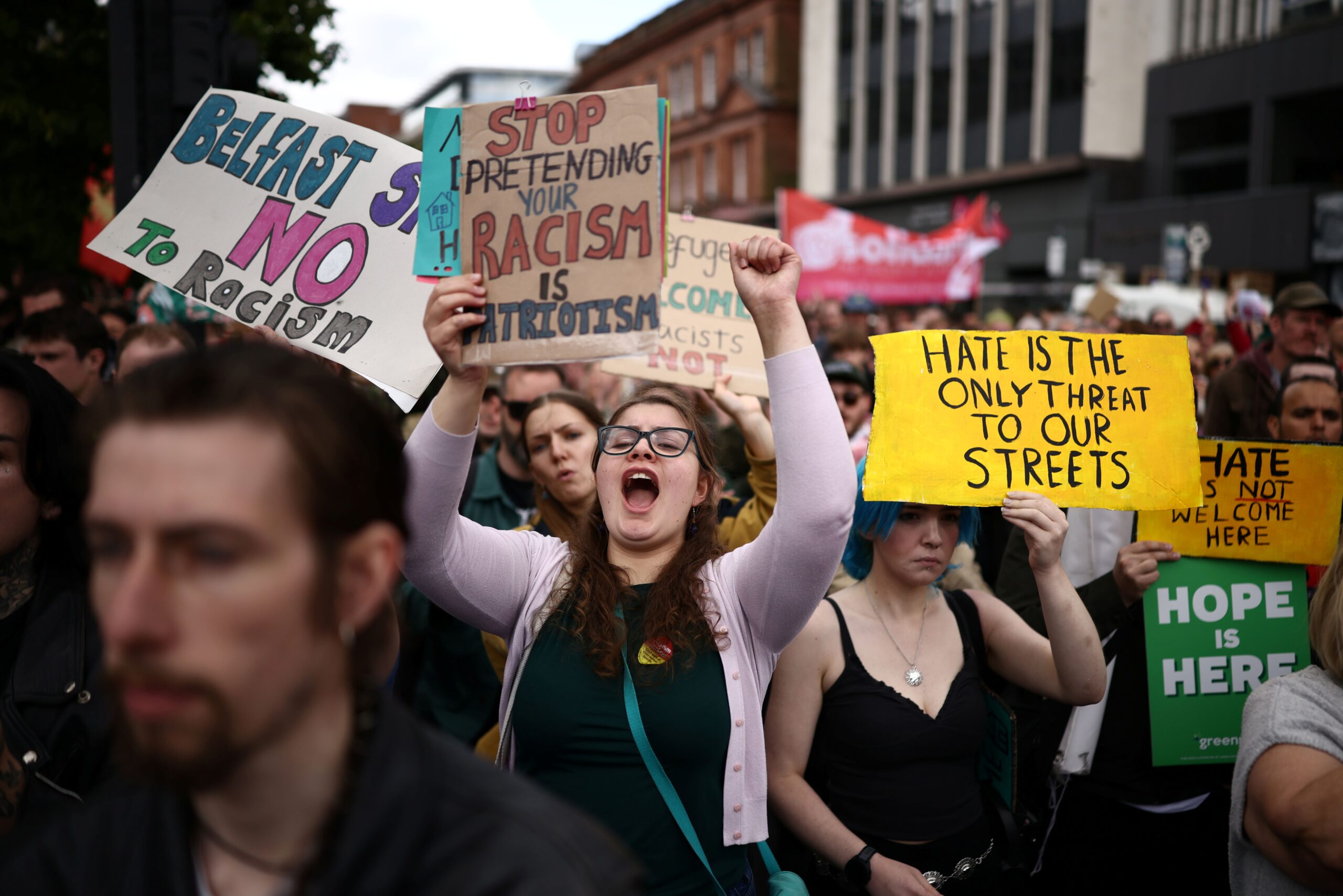 Nach ausländerfeindlichen Protesten: Tausende demonstrieren in Belfast gegen Rassismus
