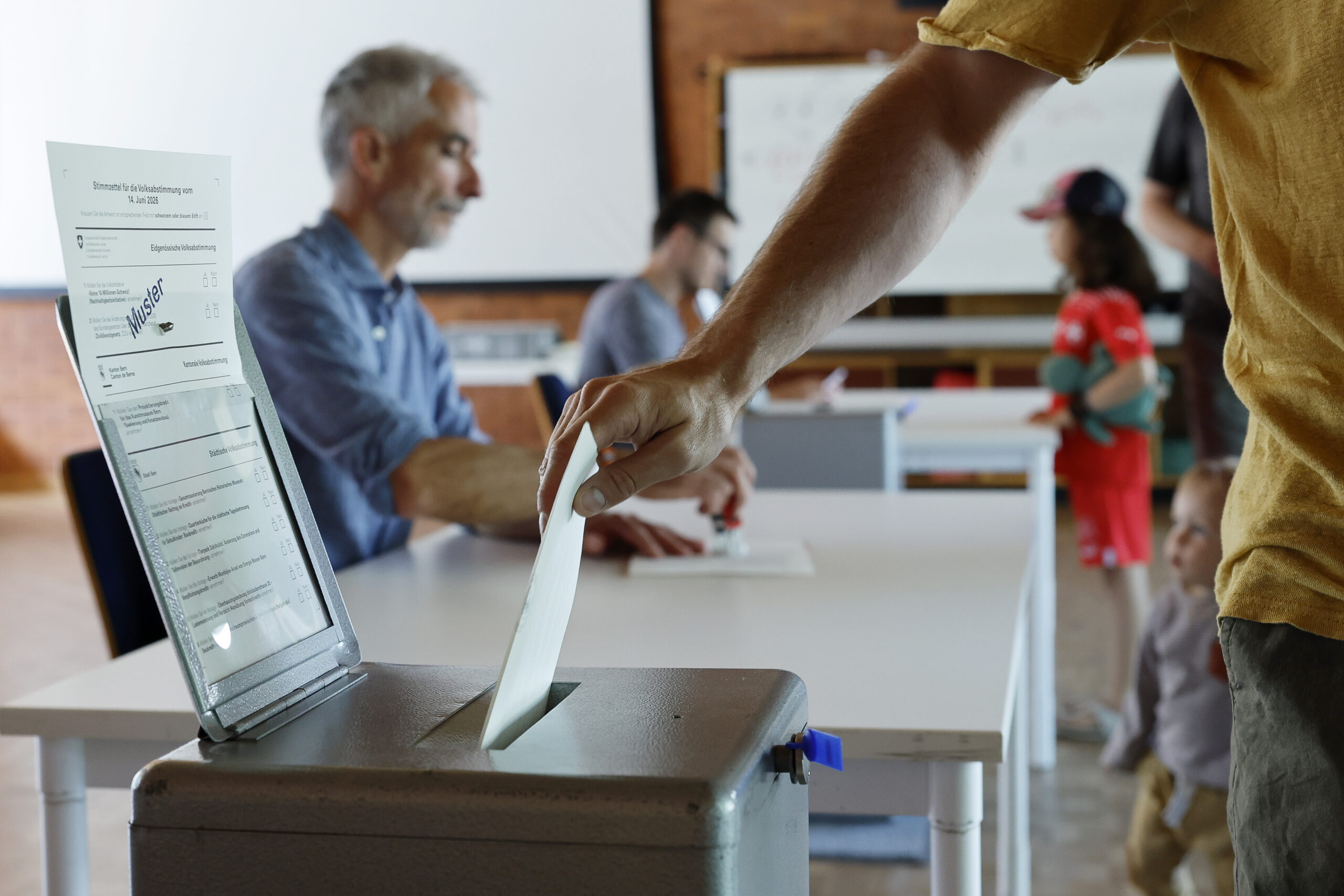Les Suisses aux urnes sur l’immigration et le service civil
