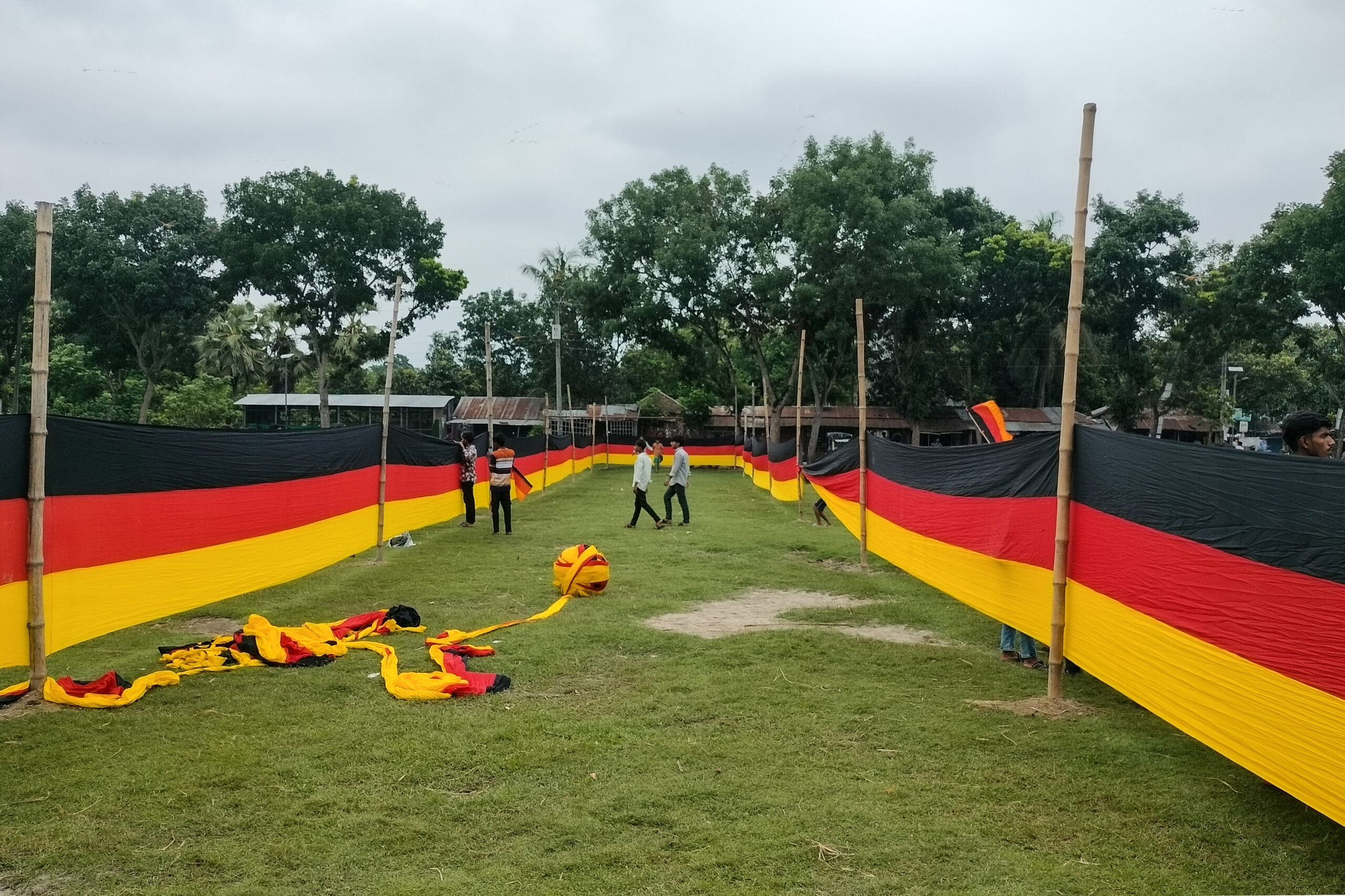 Fan aus Bangladesch entrollt zur WM 7,5 Kilometer lange Deutschland-Fahne