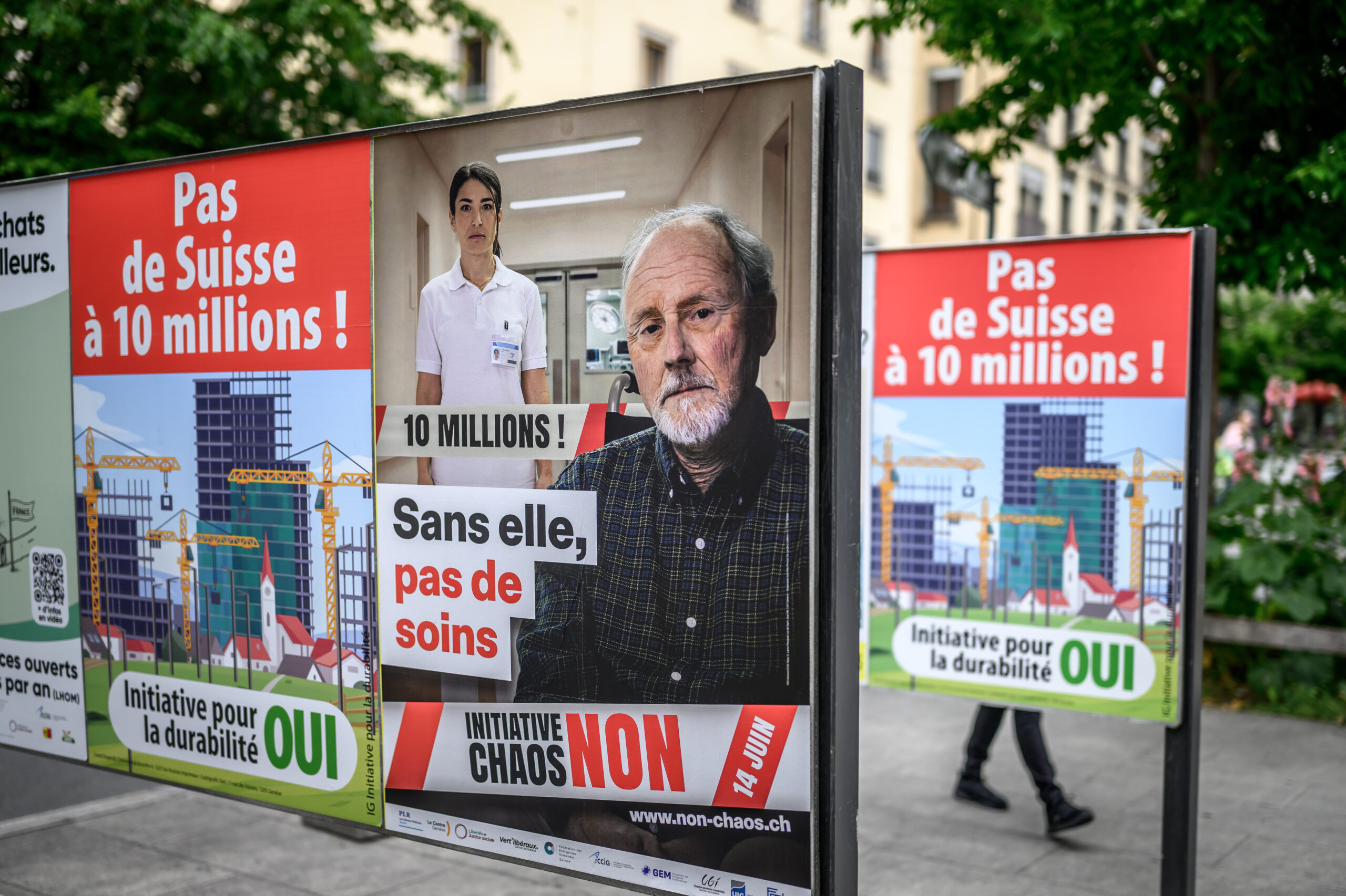 Les Suisses aux urnes sur le plafonnage de la population et le service civil