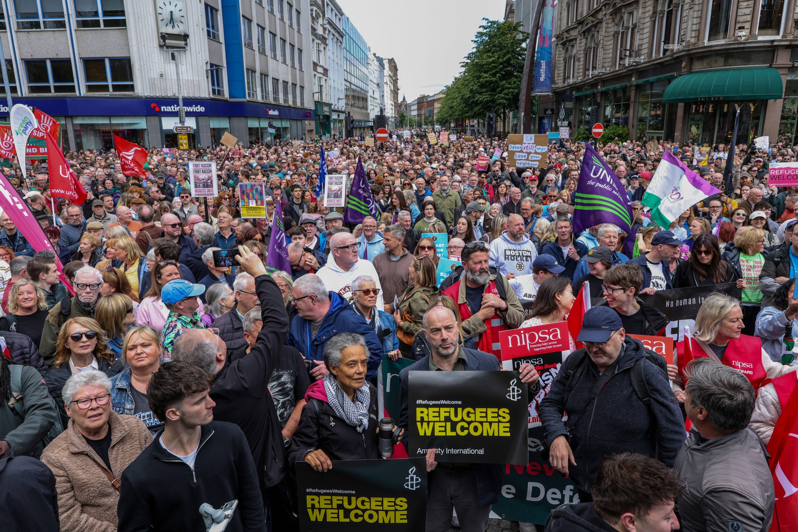 “La haine est la seule menace pour nos rues”: à Belfast, des milliers de manifestants après les violences