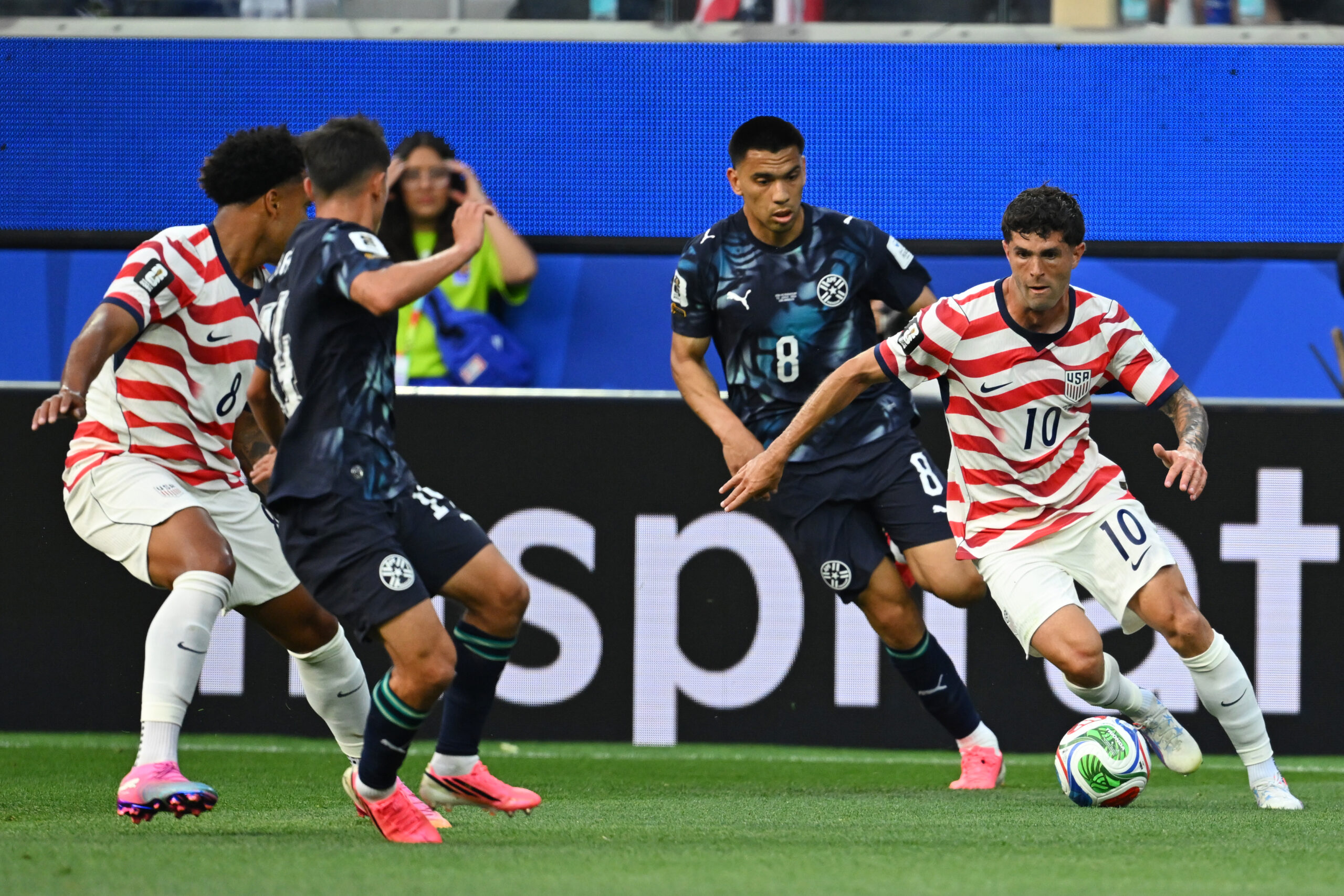 Pulisic descarta lesão grave após ser substituído na vitória sobre o Paraguai