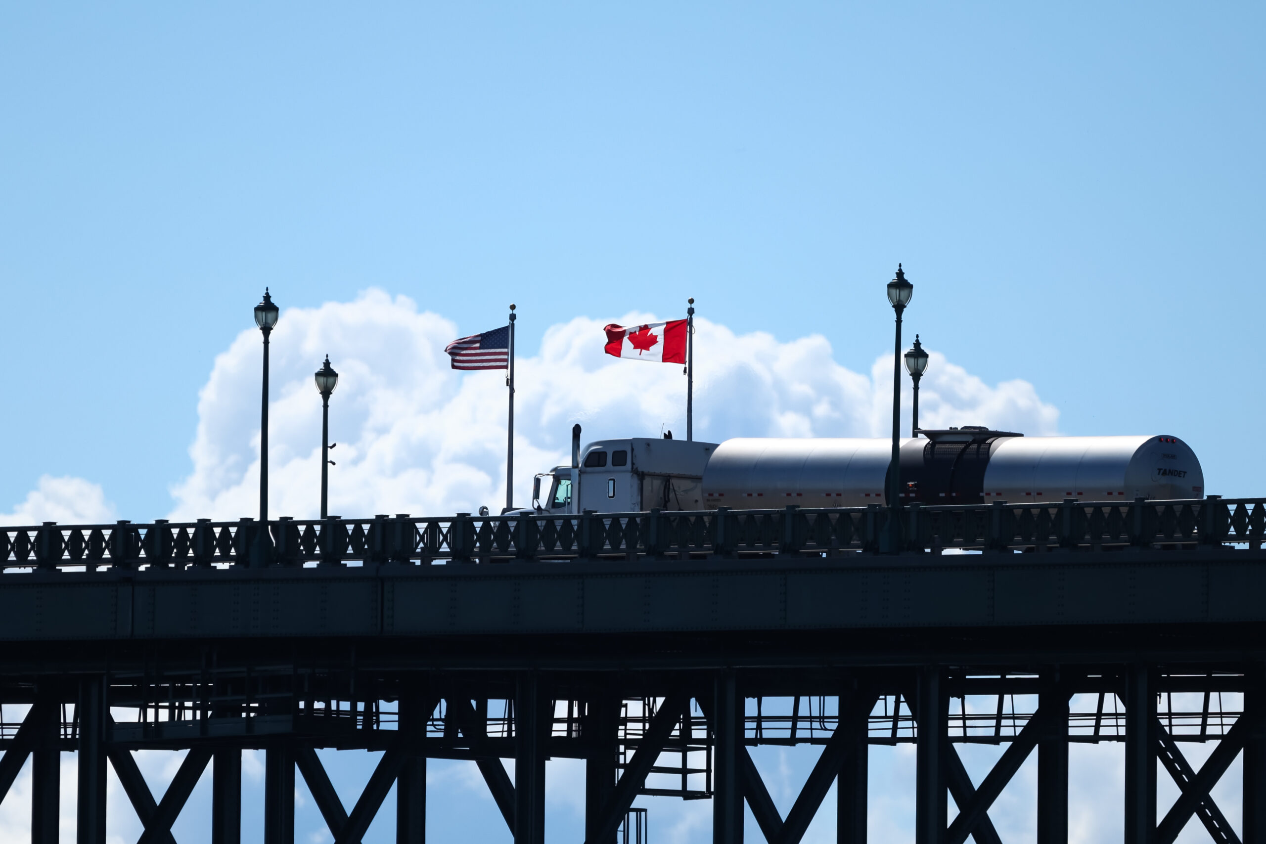 Trump suspend pour trois jours l’entrée en vigueur de nouveaux droits de douane pour le Canada