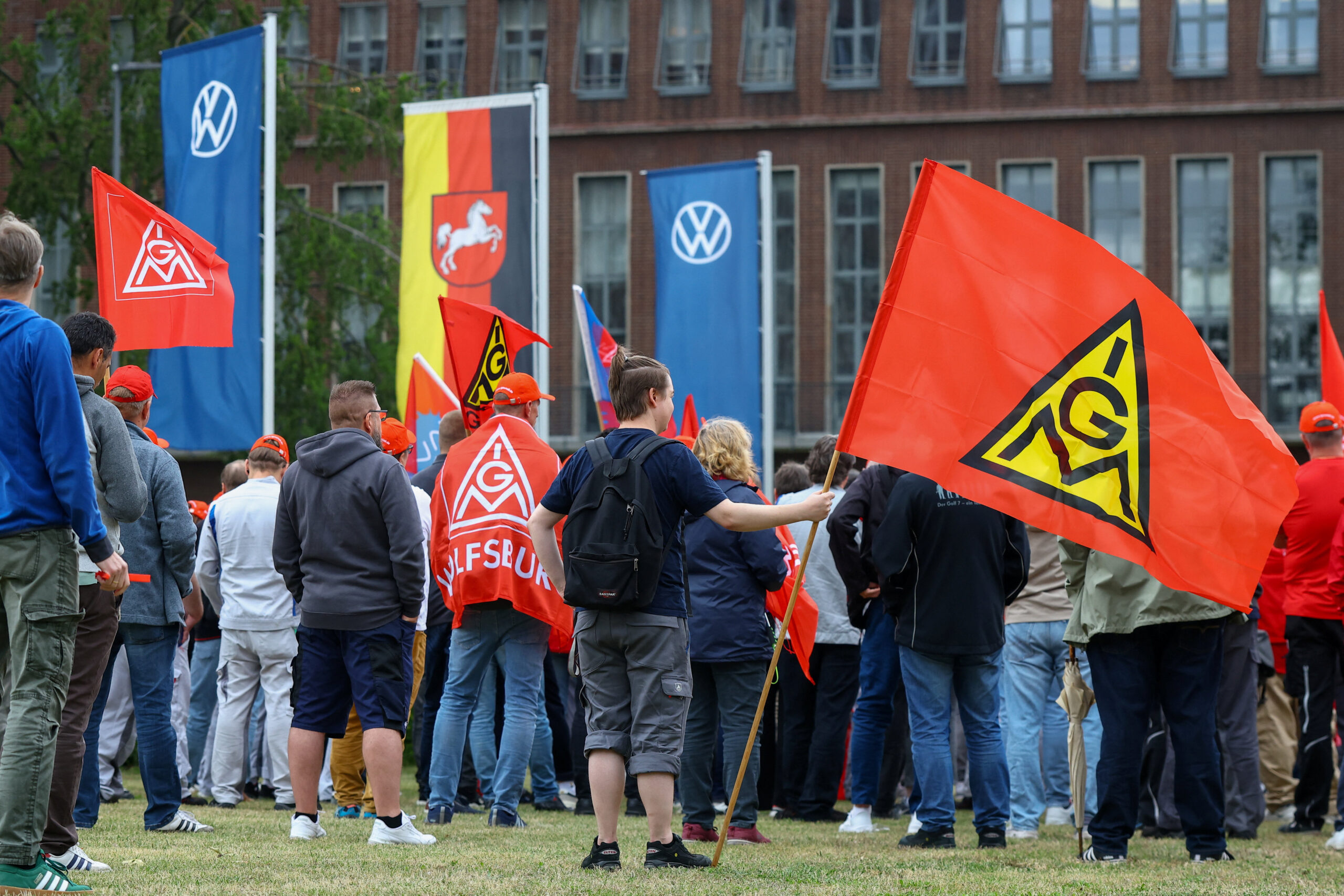 VW-Chef Blume trifft auf Beschäftigte – Betriebsrat sieht Vertrauen beschädigt