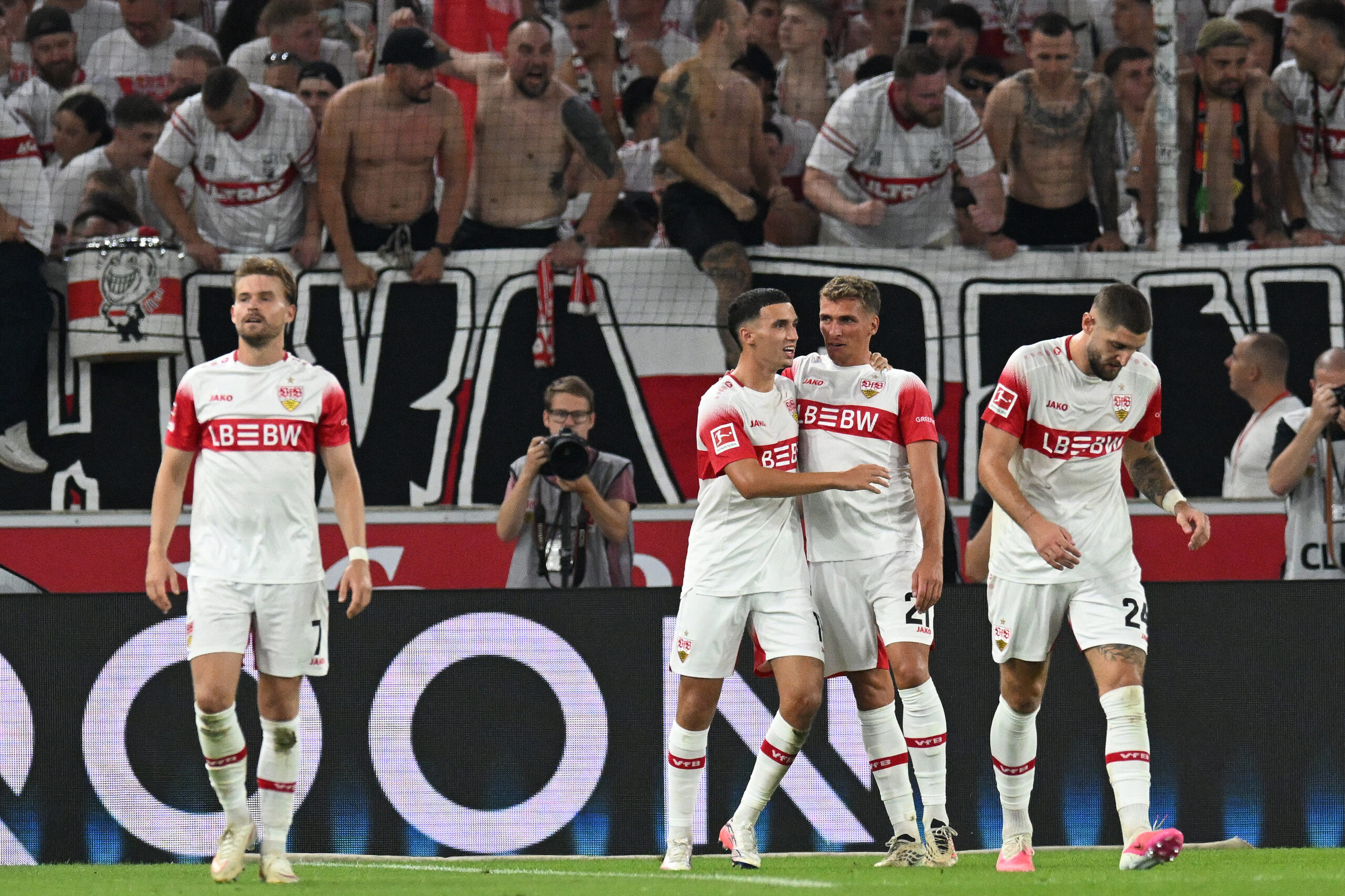 Stuttgart goleia Colônia na abertura da 2ª rodada do Alemão