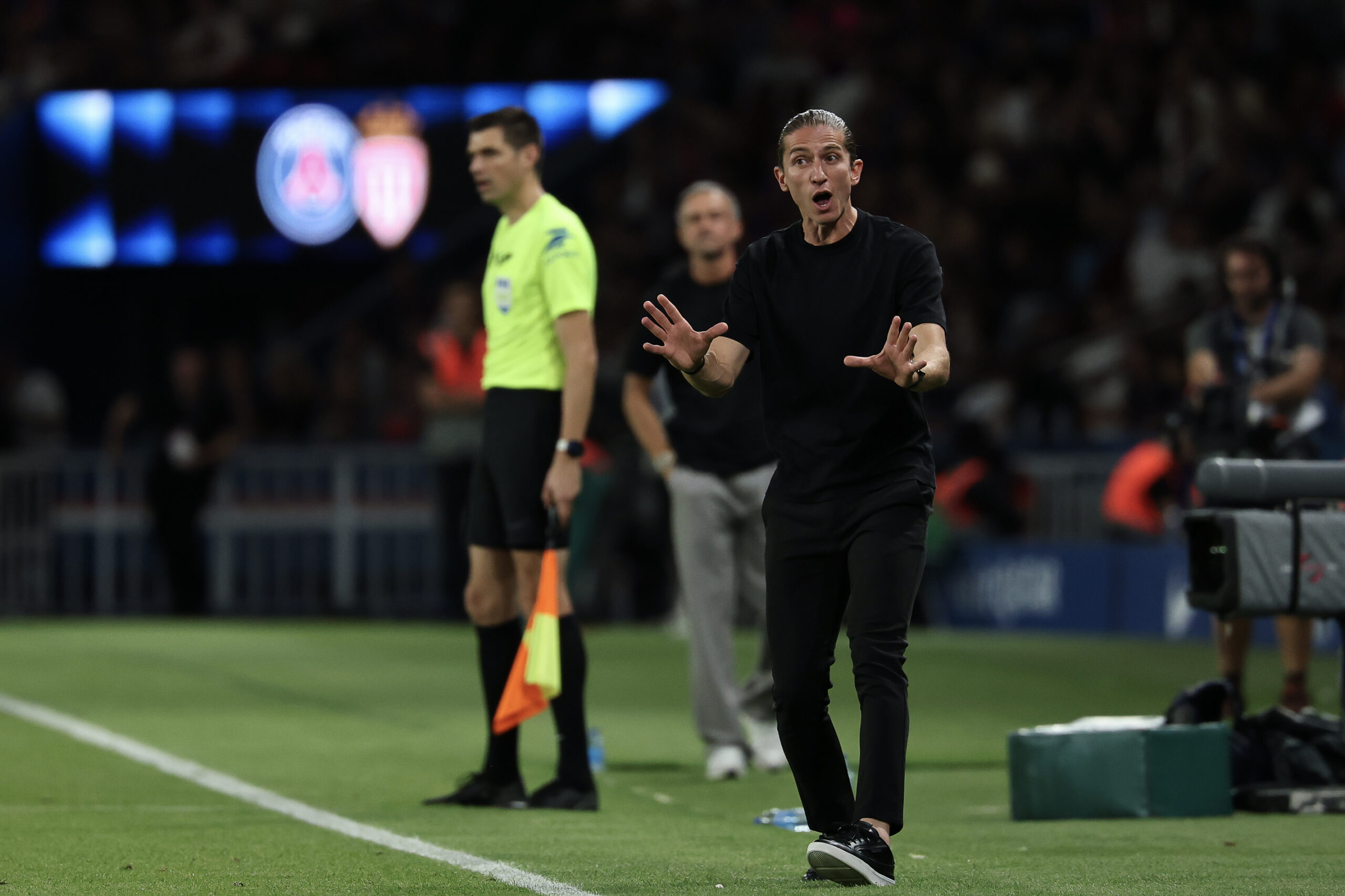 Monaco de Filipe Luís vence PSG de virada e segue líder 100% no Francês
