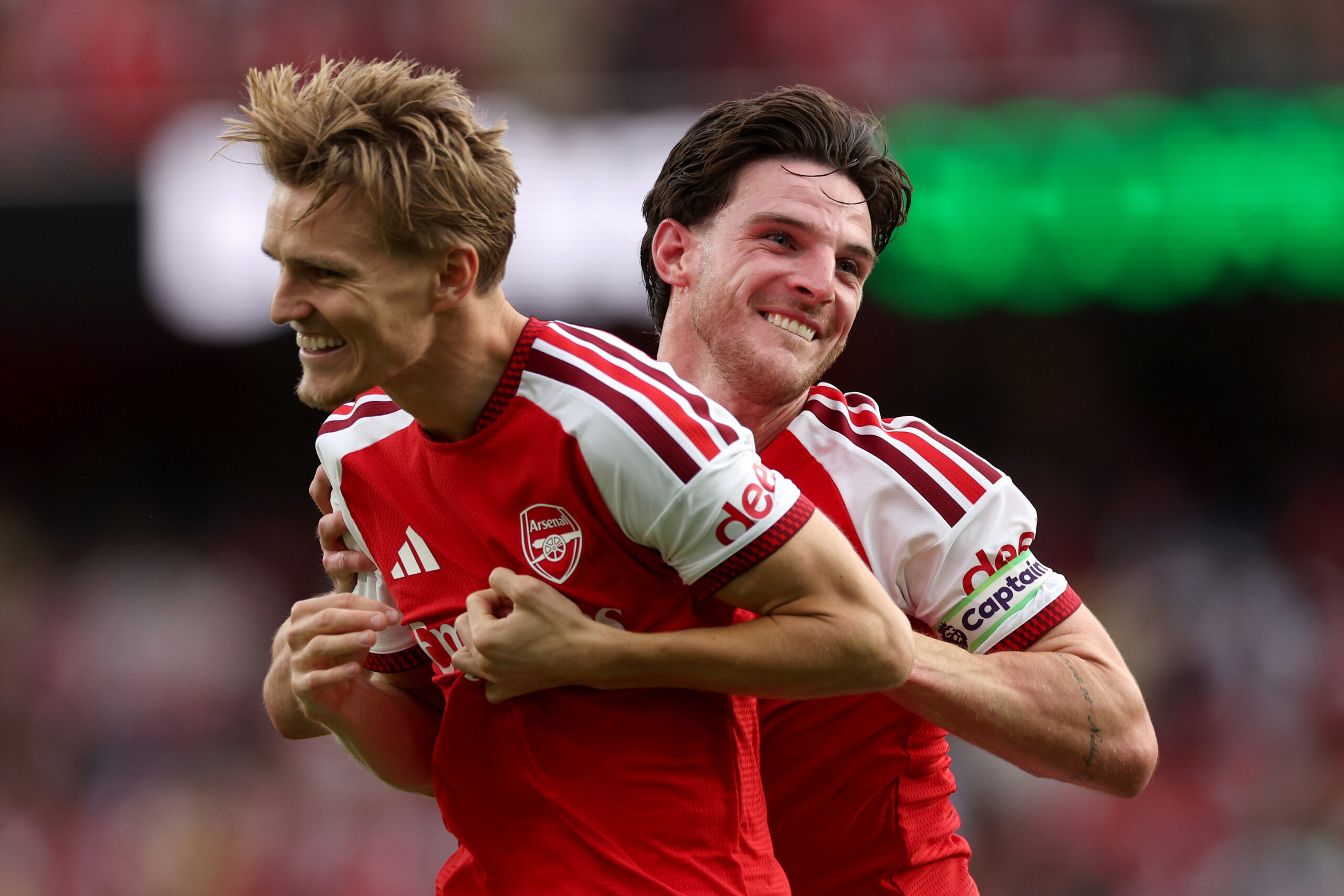 Arsenal vence Chelsea em clássico londrino; United cede empate no fim