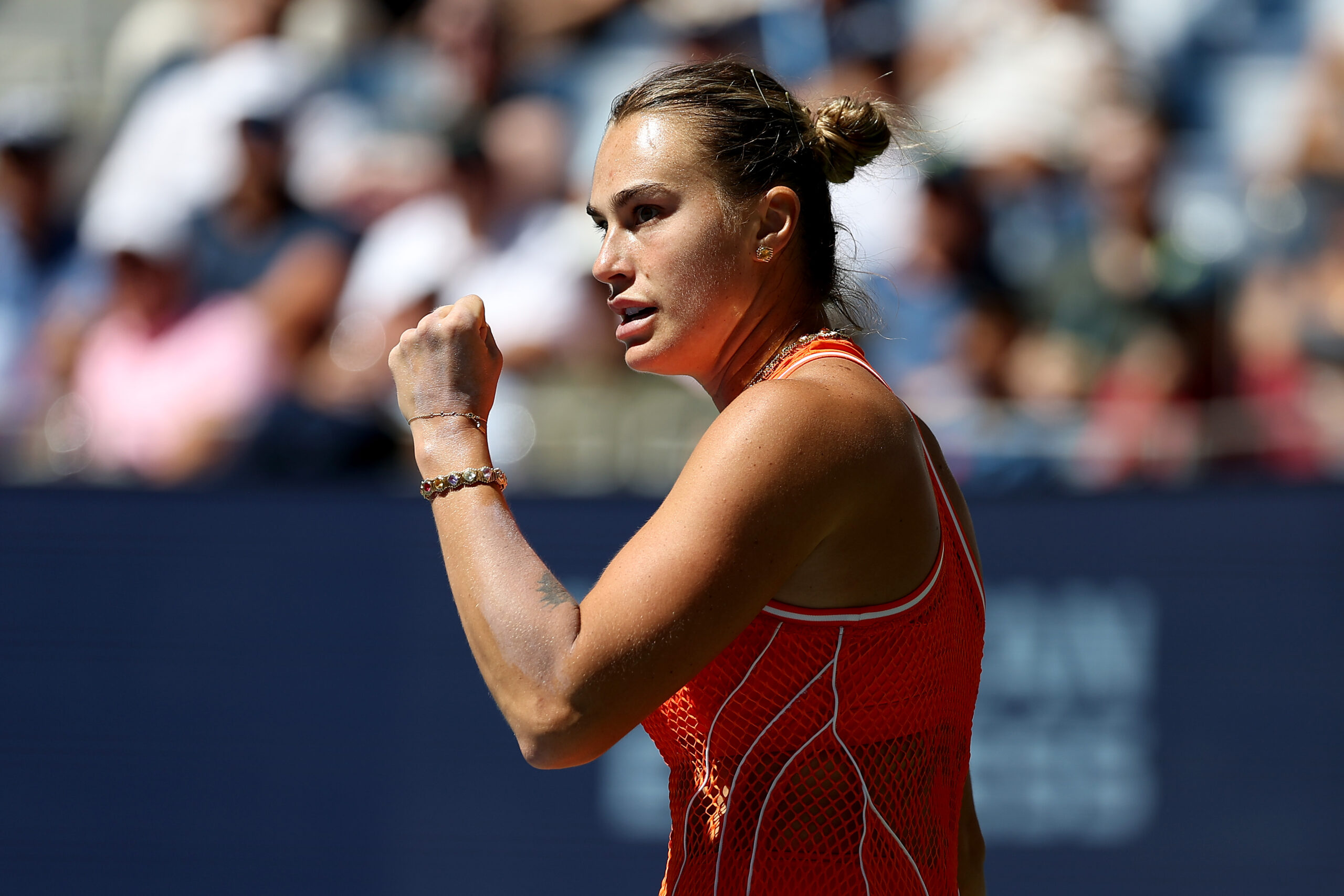Sabalenka sofre, mas supera Noskova vai à semifinal do US Open