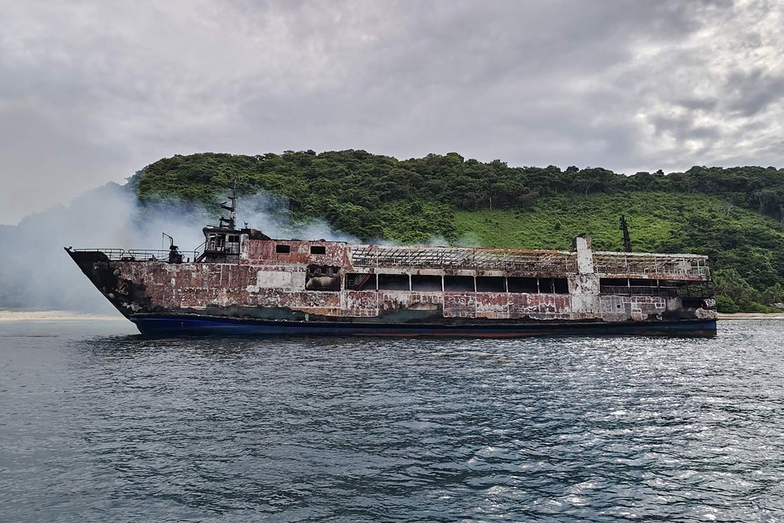 30 Leichen nach Brand auf philippinischer Fähre gefunden