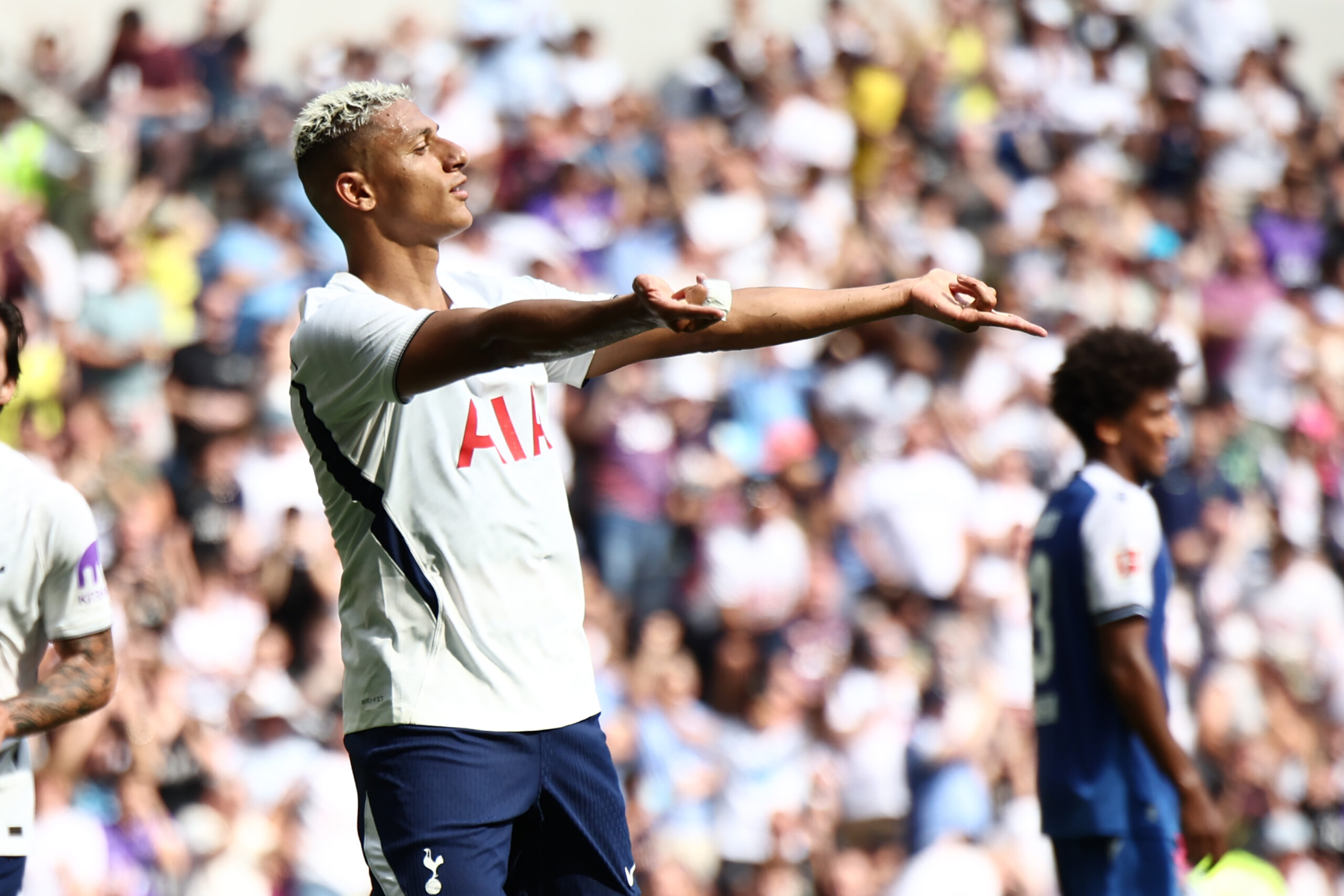 Tottenham exclui Richarlison da lista de inscritos na Premier League