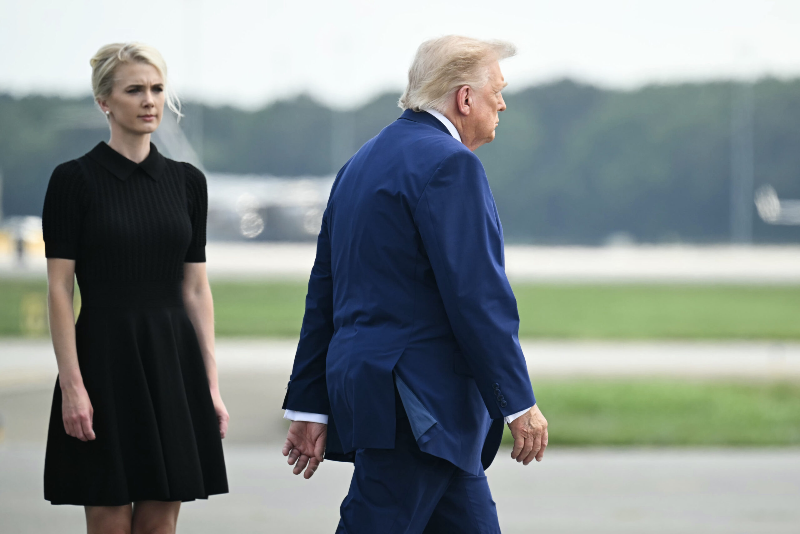 Prämie: Trump schenkt Assistentin Natalie Harp 45.000 Dollar